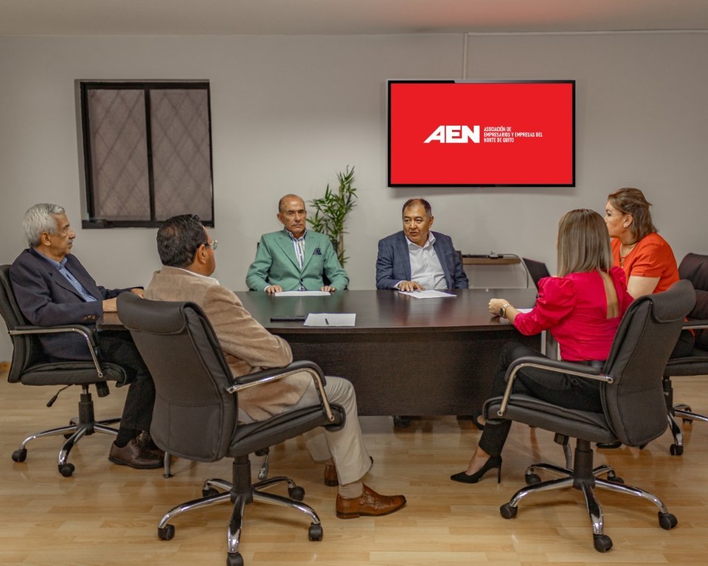Directorio y directiva de AEN Quito en sesión de trabajo